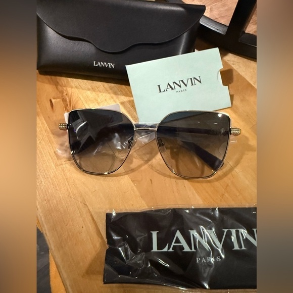 Lavin sunglassed main image 6